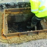 Bedding a manhole cover