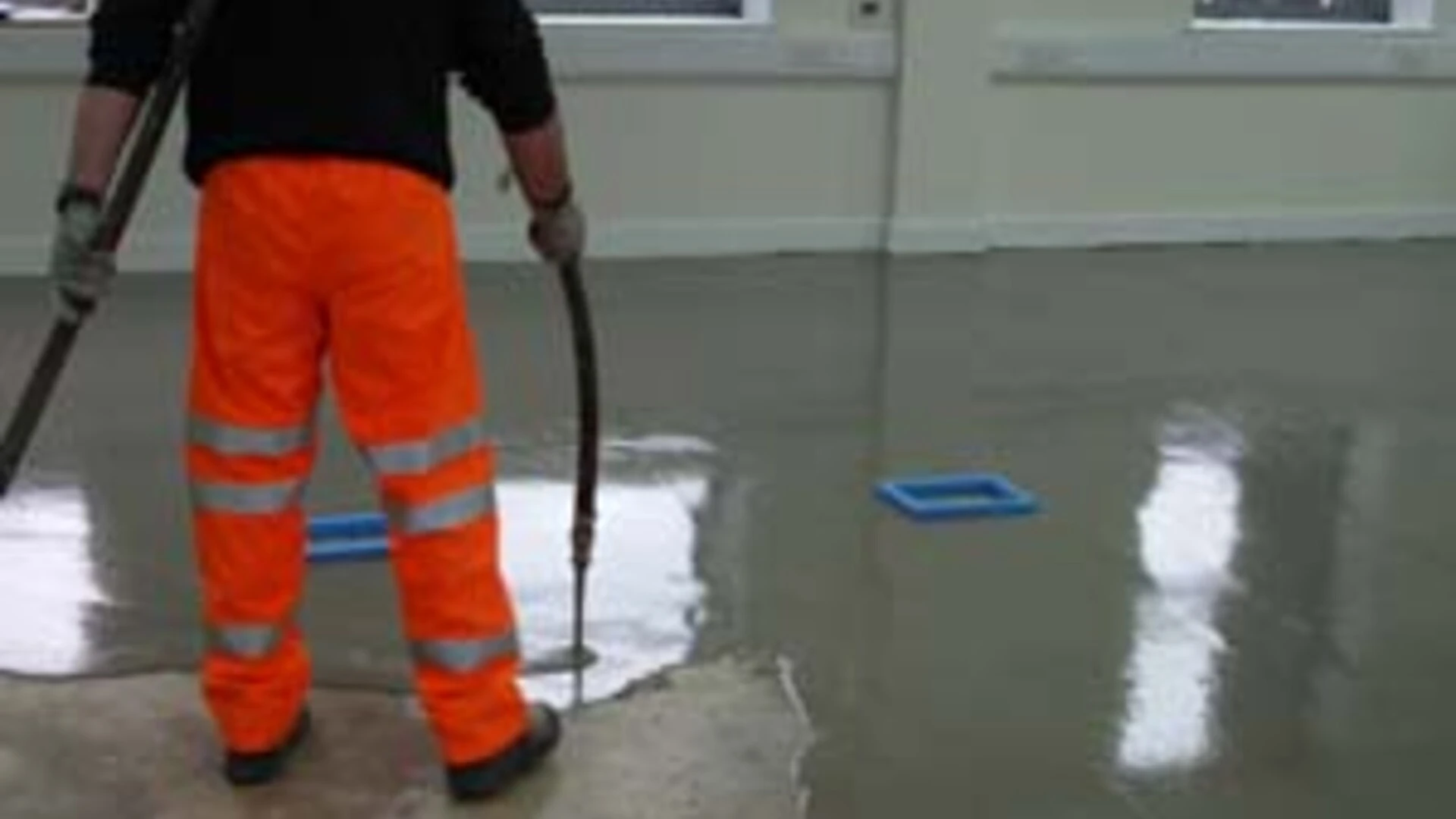 Pumping fibre-modified floor screed from Weber