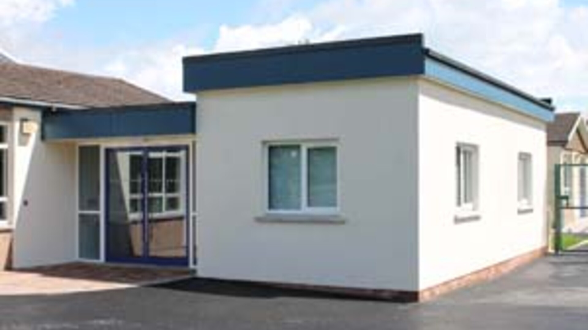 webermineral TF render at Poyntzpass Primary School webermineral TF render at Poyntzpass Primary School