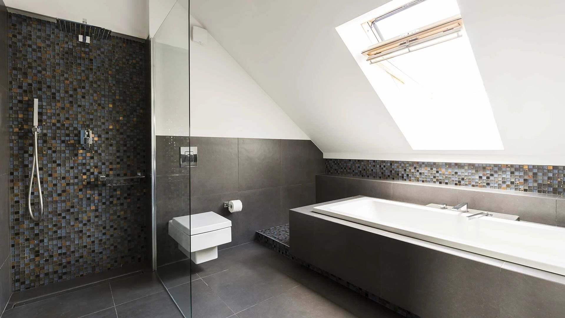 Black and white luxurious bathroom