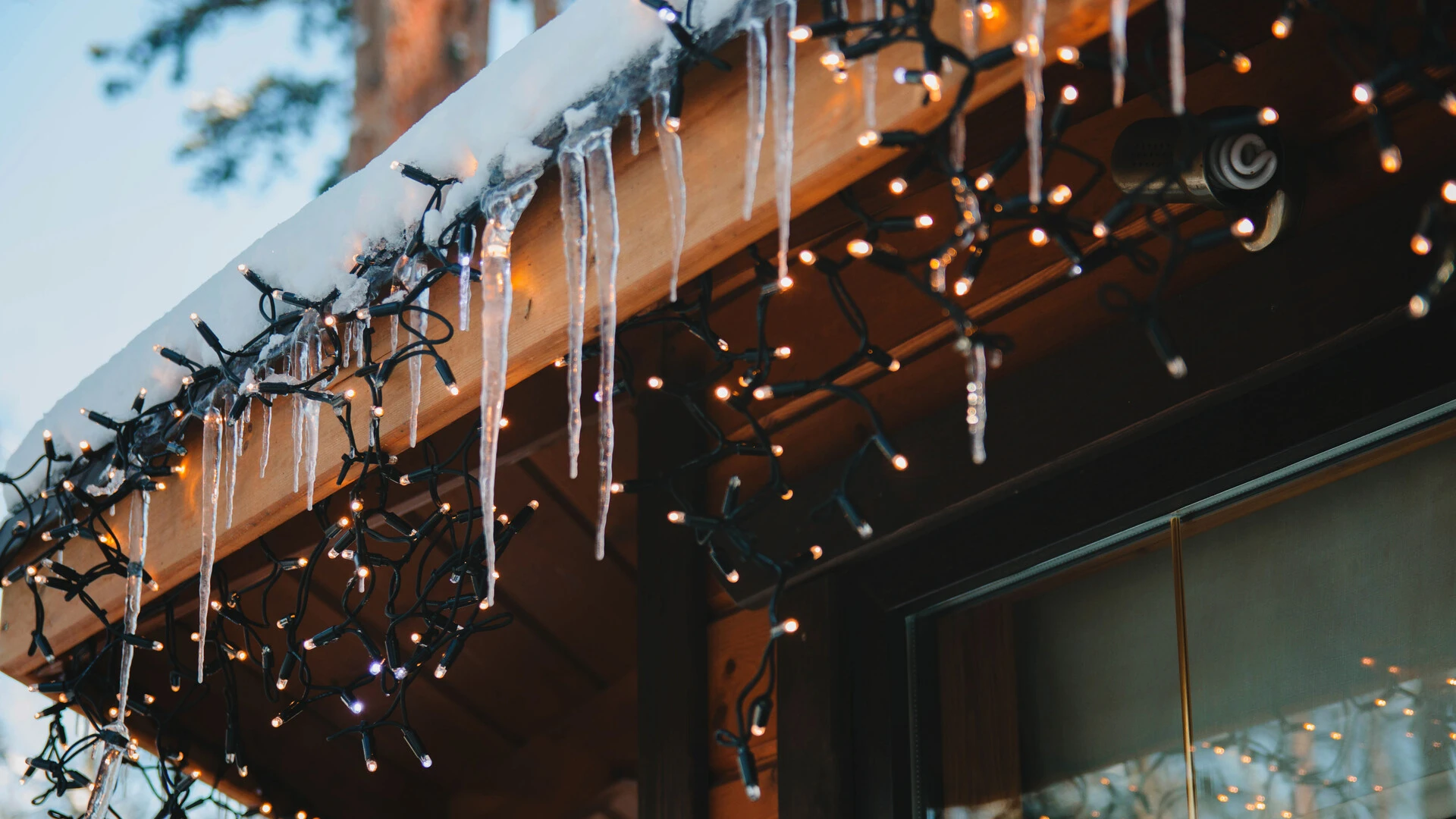 House with Christmas lights – top tips for hanging your lights from Weber