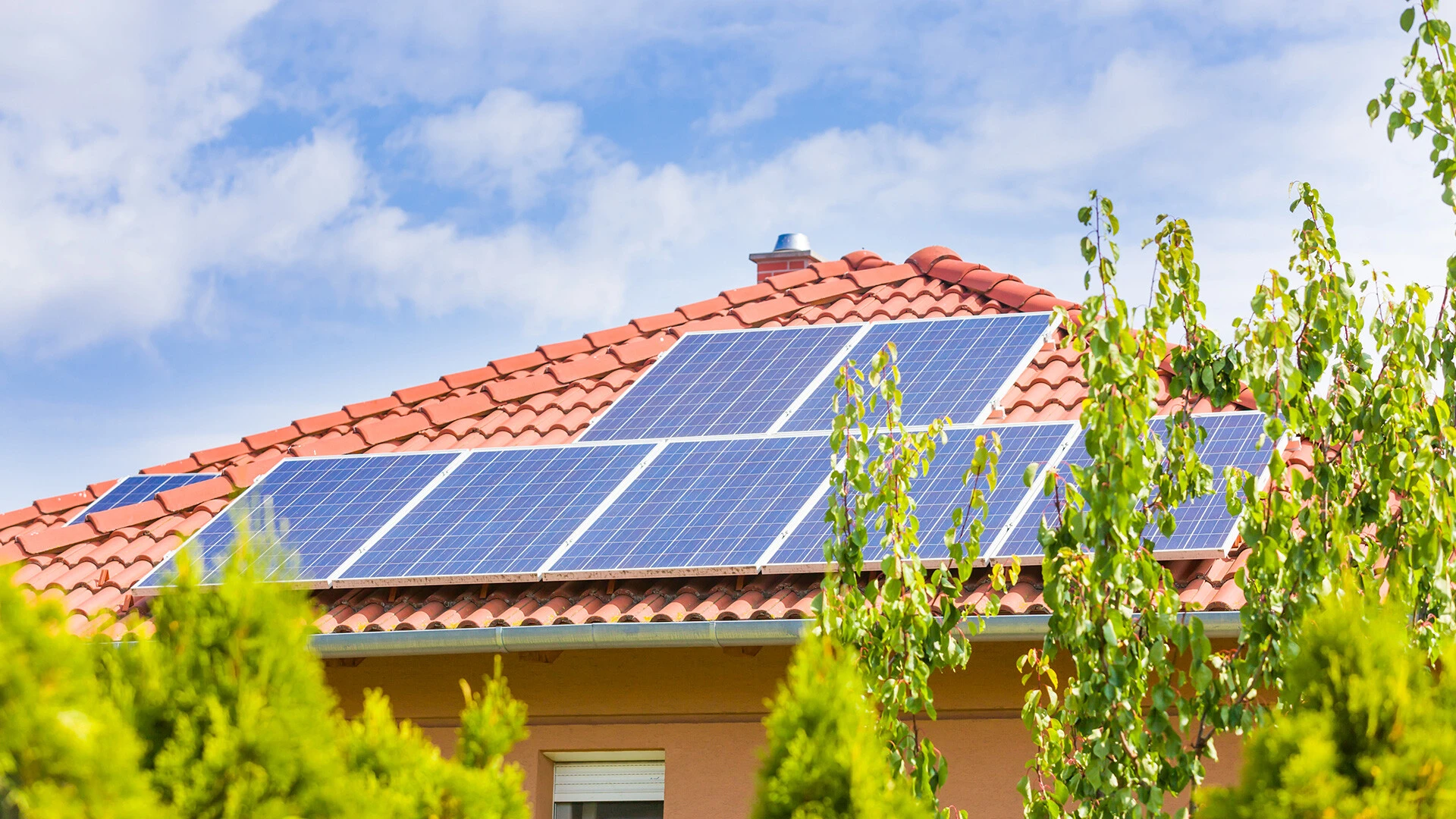 House with solar panels – energy efficiency