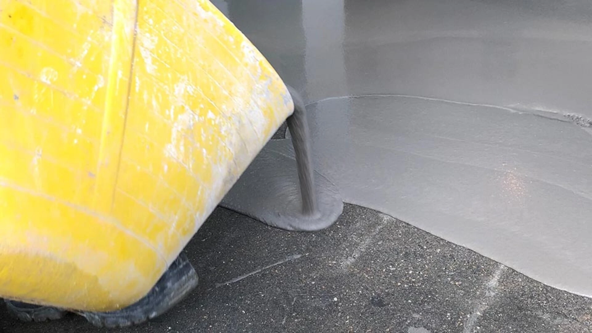 Screeding over bitumen