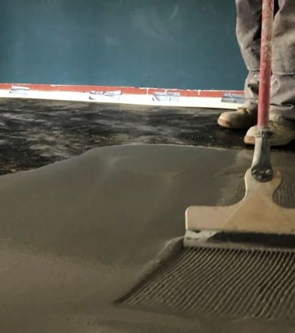 Screeding over bitumen