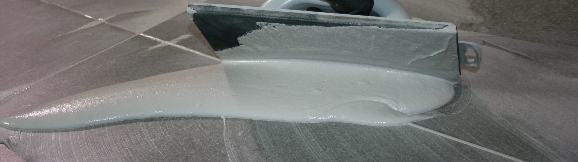 Spreading on tile grout