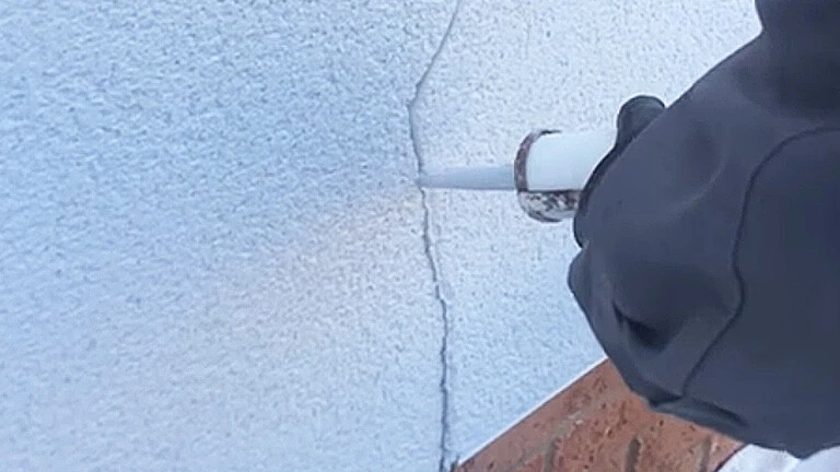 Repairing cracks in monocouche render